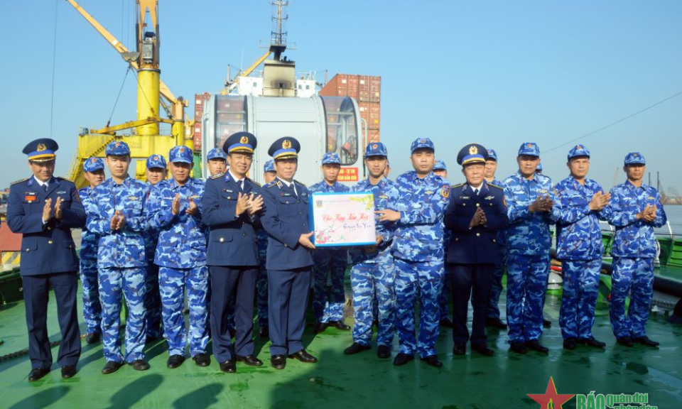 Các tàu xuất phát lên đường làm nhiệm vụ trực Tết Nguyên đán